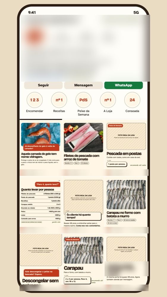 Maquete do perfil de Instagram da loja num telemóvel, com o nome e a morada desfocados: destaques Encomendar, Receitas, Peixe da Semana, A Loja e Consoada, e uma grelha com peixe, receitas e quantidades por pessoa